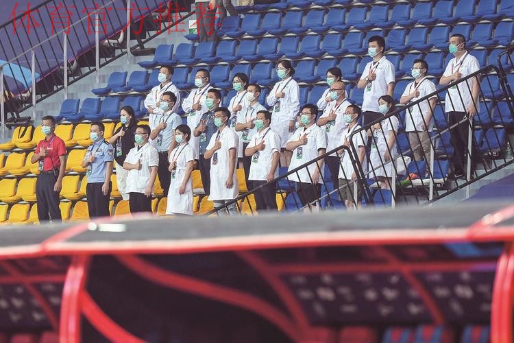 中国足球兑现承诺 邀请抗疫英雄现场观看中超联赛